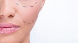 Poprawiamy niedoskonałości natury - korekta wyglądu powiek Zdrowie, BIZNES - O sposobie postrzegania nas przez innych, często decyduje wygląd naszej twarzy. Młode, świeże i pełne życia spojrzenie, kojarzone jest bowiem z witalnością, aktywnością i dobrą formą ogólną.