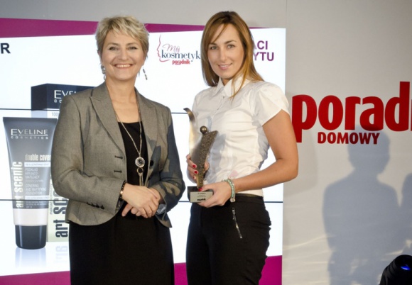 Podkład Double Cover Eveline nagrodzony tytułem „Mój kosmetyk 2013” LIFESTYLE, Uroda - 21 stycznia 2014 r. w hotelu Intercontinental w Warszawie odbył się finał szesnastej edycji konkursu "Mój kosmetyk” miesięcznika „Poradnik Domowy”.