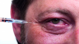 Tata i botox, czyli mężczyzna bez zmarszczek Zdrowie, BIZNES - Kiedyś do higieny wystarczały im woda i mydło, a twarz i tak zachowywała młodzieńczą witalność. Teraz panowie wiedzą, że kremy, peelingi, maseczki i medycyna estetyczna nie są tylko dla celebrytów.