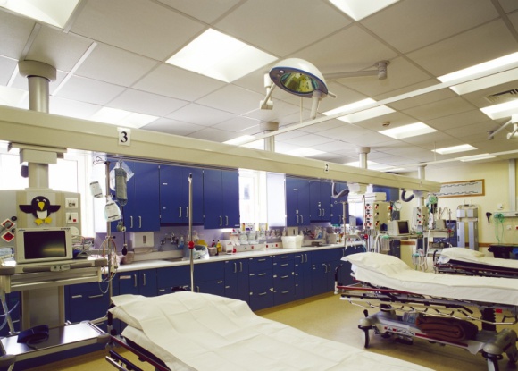 Sufity podwieszane w obiektach medycznych: ważna akustyka, ale i higiena Zdrowie, BIZNES - Sufity podwieszane do obiektów medycznych spełniać muszą nie tylko wymagania akustyczne, ale i higieniczne. Eksperci Rockfon podpowiadają jak wybrać odpowiedni sufit.