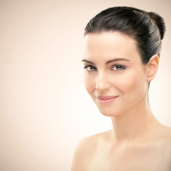 I włos Ci z głowy nie spadnie LIFESTYLE, Uroda - Jak pozbyć się problemu wypadających włosów? Terapią łączącą karboksyterapię z osoczem bogatopłytkowym.