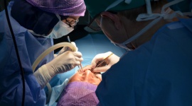 Pół wieku z implantami stomatologicznymi Zdrowie, BIZNES - W Polsce rocznie wszczepia się już ponad 100 tysięcy implantów stomatologicznych. To i tak niewiele w porównaniu do naszych zachodnich sąsiadów.