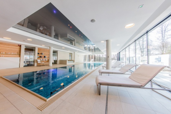 Urodowe last minute, czyli jak zadbać o ciało, gdy lato znowu nas zaskoczyło LIFESTYLE, Uroda - Niby każda z nas wie, kiedy zaczyna się lato. Niby każda już wraz z początkiem wiosny rozpoczyna przygotowania do tego, aby bez obaw wskoczyć w spodenki czy krótką spodniczkę. A i tak niczym zima kierowców, lato co roku zaskakuje i wprawia w zakłopotanie większość kobiet.