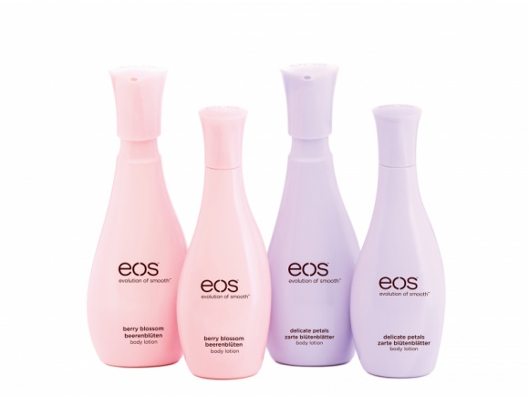 KAŻDY DZIEŃ PACHNĄCY KWIATAMI Z NOWYMI BALSAMAMI EOS DO CIAŁA LIFESTYLE, Uroda - Marka EOS wprowadza kolejną nowość – nawilżające balsamy do ciała dostępne w dwóch delikatnych wersjach zapachowych: orzeźwiających kwiatów jagody (berry blossom) i zmysłowych, delikatnych płatków kwiatów (delicate petals).