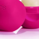 PROMIENNY I OWOCOWY UŚMIECH Z NOWYM BALSAMEM EOS GRANAT MALINA