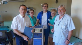 Laser Holmowy od Fundacji Aflofarmu dla szpitala w Pabianicach Zdrowie, BIZNES - Fundacja „My Kochamy Pabianice”, założona z inicjatywy firmy farmaceutycznej Aflofarm Farmacja Polska Sp. z o.o. przekazała 135 tys. zł na zakup lasera holmowego dla Pabianickiego Centrum Medycznego. 14 września odbyło się oficjalne przekazanie sprzętu.