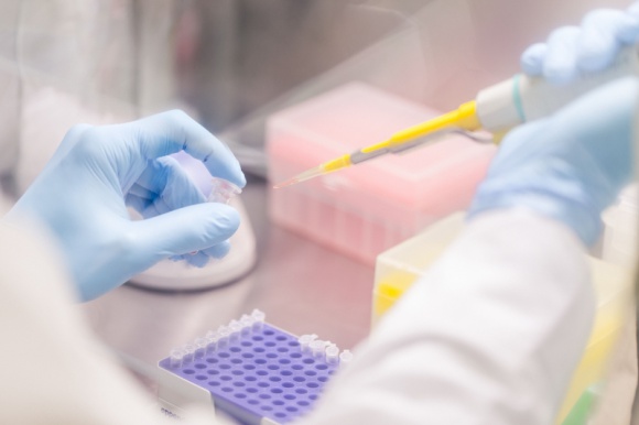 Zmień wskazówki zegara i swoje nawyki dzięki badaniom genetycznym Zdrowie, BIZNES - Przestawienie zegarków na czas zimowy nie powinno nas demotywować. Wręcz przeciwnie: to świetna pora, żeby zacząć zmiany w swoim życiu i opracować strategiczny plan działania, który nam w tym pomoże. Jak się do tego zabrać? Odpowiedź przyniosą nam badania genetyczne.