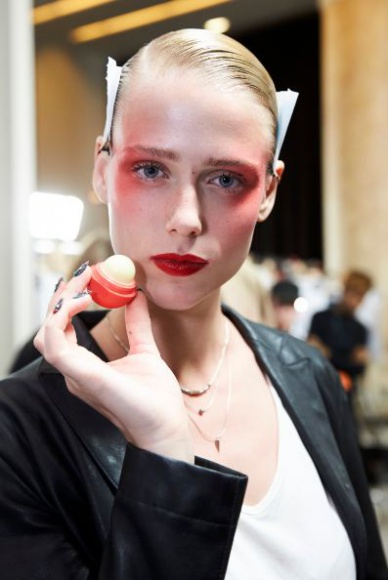 EOS NA BACKSTAGE KENZO x PARIS FASHION WEEK LIFESTYLE, Uroda - Balsamy EOS zdobywają uwielbienie wśród gwiazd z całego świata, pojawiają się w teledyskach i mediach społecznościowych celebrytów. Teraz czas na modę.