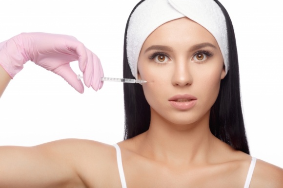 Kwas hialuronowy – zrób to sam? LIFESTYLE, Uroda - Samodzielne wstrzykiwanie kwasu hialuronowego i zamawianie preparatów z Azji – choć te pomysły wydają się absurdalne, to na forach internetowych wciąż można spotkać osoby, które poszukują informacji na ten temat. Czym grożą takie praktyki i dlaczego nie warto ryzykować?