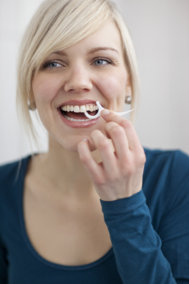 Jordan- 3w1 Flosser: nić, wykałaczka i czyścik do języka LIFESTYLE, Uroda - Dla wszystkich, którzy lubią proste i wygodne rozwiązania, a także cenią czas, marka Jordan opracowała 3w1 Flosser: nić, wykałaczkę i czyścik do języka.