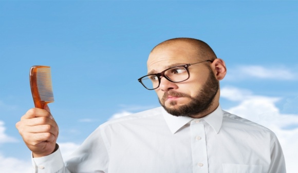 Utrata włosów z emocjami LIFESTYLE, Uroda - Prawie 2/3 mężczyzn uważa, że utrata włosów może mieć wpływ na ich ogólne samopoczucie, ale tylko 4% z nich próbowało zaradzić łysieniu u trychologa.