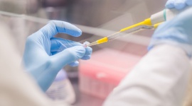 Dzień Rzucania Palenia, czyli sposób na nałóg zapisany w genach Zdrowie, BIZNES - 17 listopada obchodzimy Światowy Dzień Rzucania Palenia. To dobra okazja, aby zerwać z tym szkodliwym dla zdrowia i portfela nałogiem.Pomogą nam w tym badania genetyczne, które dostarczą nam wskazówek, co powinniśmy robić, aby więcej nie odczuwać tęsknoty za „dymkiem”.