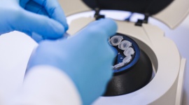 Chroń się przed grypą, czyli Twoja odporność zapisana w DNA Zdrowie, BIZNES - Angina, przeziębienia, infekcje – to dolegliwości, które kosztują nas wiele zdrowia. Zamiast jednak przeznaczać tracić czas w kolejkach w przychodni, lepiej zawczasu zrobić badanie genetyczne. W naszym DNA znajdziemy wskazówki jak przeciwdziałać podobnym przypadłościom.