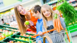 Nauka gospodarowania żywnością. Jak przekazać dzieciom pozytywne wzorce? Zdrowie, BIZNES - Co trzeci dorosły Polak przyznaje, że zdarza się mu wyrzucać żywność . Jak w takiej sytuacji uczyć dzieci właściwych zachowań żywieniowych, edukować w zakresie mądrego gospodarowania żywnością i nauczyć ich niemarnowania jedzenia?