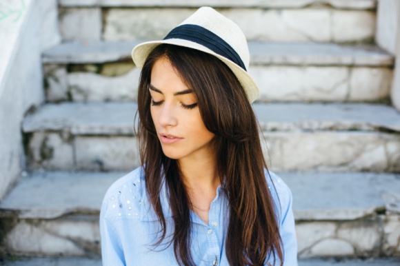 Lato to dobry czas na pielęgnację skóry LIFESTYLE, Uroda - Zadbaną i zdrową cerą chcemy cieszyć się bez względu na porę roku i pogodę za oknem, jednak latem większość z nas unika odwiedzin u kosmetologa, obawiając się ryzyka wystąpienia przebarwień.