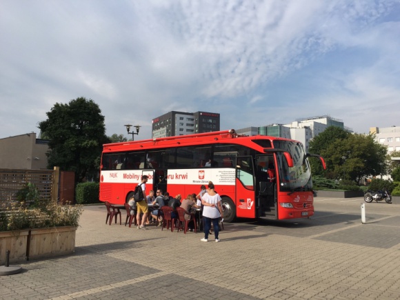 Warszawski Mordor zebrał 22 litry krwi Zdrowie, BIZNES - W związku z występującym w okresie letnim niższym poziomem zapasów krwi Europ Assistance Polska wspólnie z Regionalnym Centrum Krwiodawstwa i Krwiolecznictwa w Warszawie zorganizowała zbiórkę krwi. Specjalny bus RCKIK stanął w warszawskim zagłębiu biurowym, zwanym Mordorem.