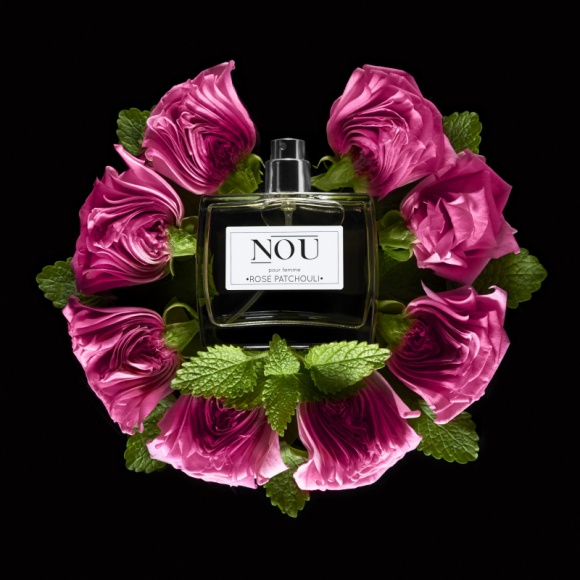 Perfumy – 8 ciekawostek, o których mało kto wie LIFESTYLE, Uroda - Ile płatków róży potrzeba, aby uzyskać litr olejku eterycznego? Jakie jest najbardziej zaskakujące zastosowanie ambry? Wiesz?