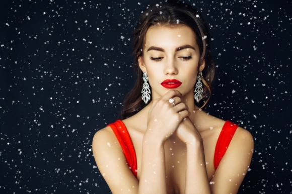 Piękna na Święta? Zacznij od pielęgnacji i nawilżenia LIFESTYLE, Uroda - Mróz, wiatr i suche powietrze w ogrzewanych pomieszczeniach naruszają barierę lipidową, a co za tym idzie – sprawiają, że skóra staje się odwodniona i szorstka. Na szczęście istnieje szereg sposobów, by o nią zadbać.