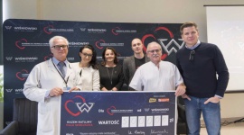 Pół miliona złotych od firmy WIŚNIOWSKI na ratowanie życia dzieci Zdrowie, BIZNES - We wrześniu br. firma WIŚNIOWSKI ruszyła z akcją „Razem ratujmy małe serduszka”. Jej celem było zebranie funduszy na specjalistyczny sprzęt do ratowania życia małych pacjentów Kliniki Kardiochirurgii Dziecięcej w Krakowie.