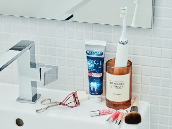 Morning routine… ekspresowo! LIFESTYLE, Uroda - Zamiast wstać wraz z pierwszym dźwiękiem budzika, Ty wciąż włączasz drzemkę? I nagle okazuje się, że zamiast godziny masz tylko 15 minut do wyjścia? Pośpiech nie jest dobrym doradcą, dlatego wypróbuj sprawdzone sposoby na ekspresowe przygotowanie się do dnia.