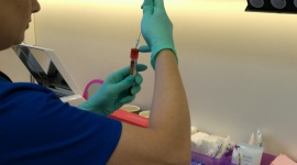 Centrum Leczenia Osoczem w Białymstoku. Innowacyjne terapie regeneracyjne Zdrowie, BIZNES - Nowa placówka specjalizuje się w leczeniu urazów ortopedycznych i schorzeń dermatologicznych za pomocą preparatów pozyskiwanych z własnej krwi pacjenta. To przełomowe metody terapeutyczne, stosowane w medycynie regeneracyjnej.