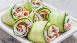 Jak zrzucić kilogramy po świętach - 2 przepisy na pyszne dania w wersji light Zdrowie, BIZNES - Tradycyjne polskie święta nieodmiennie kojarzą nam się z suto zastawionym stołem. Nie sposób jest odmówić temu uroku, lecz nie pozostaje to bez wpływu na nasz organizm. Kilka dni beztroskiego biesiadowania kończy się zwykle przybraniem na wadze i olbrzymim rozleniwieniem.