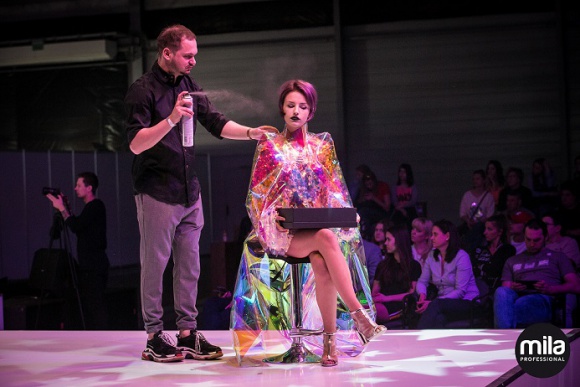 MILA FUTURE SHOW–kreatywny pokaz fryzur, laserów i muzyki na poznańskich targach LIFESTYLE, Uroda - 6 i 7 kwietnia w Poznaniu odbyło się forum fryzjerstwa LOOK – największe tego typu wydarzenie w Polsce. Podczas dwudniowych targów, na które fryzjerzy czekają cały rok prezentowały się topowe marki z branży.