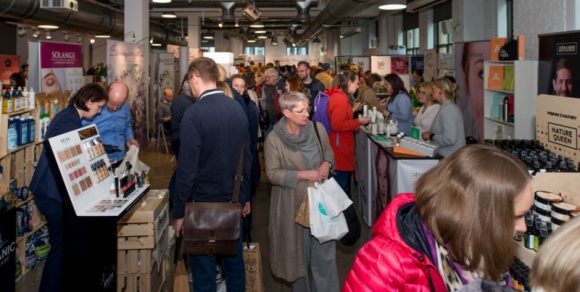EKOCUDA PRZYCIĄGNĘŁY TŁUMY! LIFESTYLE, Uroda - Druga edycja targów kosmetyków naturalnych w Poznaniu przyciągnęła tłumy fanów naturalnej pielęgnacji. Kolejka chętnych ciągnęła się przed budynkiem jeszcze przed otwarciem drzwi Concordia Design.