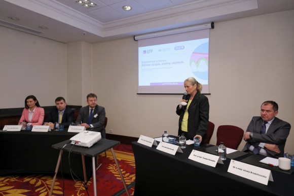 Związek chorób przyzębia z chorobą Alzheimera i innymi chorobami ogólnymi. Zdrowie, BIZNES - Podczas organizowanej z okazji Światowego Dnia Zdrowych Dziąseł konferencji prasowej "Zdrowe dziąsła, piękny uśmiech" przedstawiono najnowsze doniesienia dotyczące związku chorób przyzębia z chorobą Alzheimera.