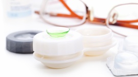 Nieśmiertelne okulary, coraz popularniejsze soczewki Zdrowie, BIZNES - Co drugi dorosły Polak nosi okulary. Zazwyczaj ma tylko jedną parę, którą kupił w salonie optycznym. Rośnie też liczba zwolenników soczewek kontaktowych, także wśród mężczyzn. Najczęściej kupujemy je w Internecie i średnio wydajemy na nie 80 złotych miesięcznie.