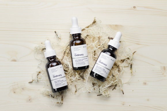 Nowe superfoods do włosów – nasiona chia, ogórecznika i owoce rokitnika LIFESTYLE, Uroda - Olejowanie włosów szybko zdobyło popularność ze względu na swój dobroczynny wpływ na ich wygląd. Obecnym trendem jest wykorzystywanie do tego celu olejów z nasion chia, ogórecznika i owoców rokitnika.