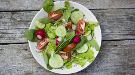 Trendy - zdrowe tłuszcze roślinne w diecie Zdrowie, BIZNES - Do tego, że dieta roślinna zdobywa coraz większą popularność, nie trzeba już nikogo przekonywać. W odpowiedzi na ten rosnący trend, warto zastanowić się, jaką rolę pełnią w naszej diecie tłuszcze, a po które najlepiej jest sięgać dla zachowania zdrowia.