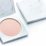 Wegański puder IUNO Cosmetics podstawą idealnego makijażu