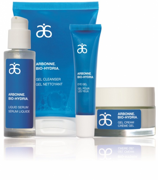 ARBONNE® BIO-HYDRIA™ – fala nawilżenia LIFESTYLE, Uroda - Nowa linia ARBONNE® BIO-HYDRIA™ to szybkie i długotrwałe nawilżenie, które pomaga nadać skórze pełen blasku wygląd. Odświeżająco lekkie i nawilżające formuły zawierają zastrzeżoną wodę komórkową z rośliny zwanej Carpobrotus edulis, aloes oraz kluczowe składniki roślinne.