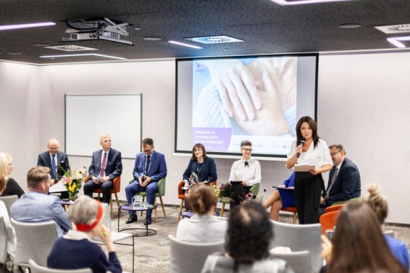 Akademia Opieki Długoterminowej Zdrowie, BIZNES - Akademia Opieki Długoterminowej, program szkoleń dla pielęgniarek udzielających świadczeń w warunkach domowych, to odpowiedź na wskazywaną przez WHO potrzebę stworzenia i rozwijania kadry medycznej jako jednego z filarów kompleksowego i spójnego systemu opieki długoterminowej.