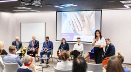 Akademia Opieki Długoterminowej Zdrowie, BIZNES - Akademia Opieki Długoterminowej, program szkoleń dla pielęgniarek udzielających świadczeń w warunkach domowych, to odpowiedź na wskazywaną przez WHO potrzebę stworzenia i rozwijania kadry medycznej jako jednego z filarów kompleksowego i spójnego systemu opieki długoterminowej.