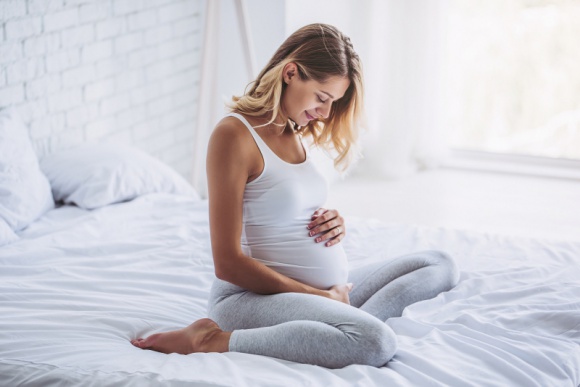 Pielęgnacja skóry przyszłych mam. Jak dbać o ciało i twarz w ciąży? LIFESTYLE, Uroda - Przyszłe mamy skupiają się przede wszystkim na potrzebach malucha, ale to też dobry moment, by zatroszczyć się o siebie. Razem z dr n. med. Moniką Kuźmińską z Yonelle Beauty Institute podpowiadamy, jak zadbać o skórę, by cieszyć się perfekcyjnym wyglądem każdego dnia.
