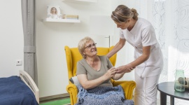 ORPEA Polska wdrożyła program STUDIA DLA OPIEKUNA Zdrowie, BIZNES - Firma płaci za studia na kierunku Pielęgniarstwo