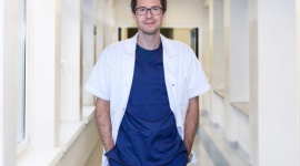 Bezdech pod kontrolą Zdrowie, BIZNES - Chrapanie i bezdech bywają bagatelizowane przez pacjentów, a nawet niekiedy przez lekarzy. O innowacyjnym podejściu do problemu mówi dr hab. n. med. Wojciech Kukwa kierownik Oddziału Otolaryngologicznego Szpitala Czerniakowskiego.