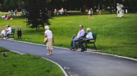 Kto zaopiekuje się nami na starość? Zdrowie, BIZNES - Do 2050 r. będziemy żyć średnio o 7 lat dłużej niż dotychczas, wynika z danych ONZ. Z jednej strony można się z tego cieszyć, ale czy jesteśmy gotowi na armię staruszków? Jak bardzo musimy dostosować infrastrukturę do nowej rzeczywistości? Kto się zaopiekuje nami na starość?