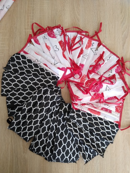 VIVO! Stalowa Wola wspiera lokalną społeczność w walce z koronawirusem Zdrowie, BIZNES - VIVO! Stalowa Wola wsparło akcję szycia maseczek zorganizowaną przez mieszkanki osiedla Podwolina w Nisku oraz Koło Gospodyń „Nowosielczanki”. Dzięki zaangażowaniu VIVO! rozdano mieszkańcom Stalowej Woli, Niska i okolicznych miejscowości blisko 3500 maseczek ochronnych!