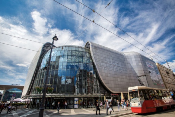 KATOWICKA WSPIERA ŚLĄSKICH LEKARZY Zdrowie, BIZNES - Wiele firm inicjuje działania, wspierające służbę zdrowia w czasie koronawirusa. Galeria Katowicka aktywnie włączyła się w akcję „Śląsk drukuje dla medyków w koronie”. Dzięki jej pomocy 500 przyłbic wyprodukowanych metodą 3D trafi do ponad 30 śląskich szpitali.