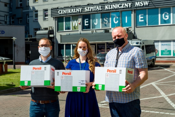 Henkel Polska wspiera grupy zawodowe dotknięte przez pandemię COVID-19 Zdrowie, BIZNES - Henkel Polska łączy siły z partnerami, by pomóc zminimalizować wpływ pandemii na funkcjonowanie różnych grup zawodowych. Środki czystości i higieny osobistej trafią do kierowców i pracowników szpitalnych oddziałów ratunkowych.