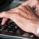 Żyjemy dłużej, pracujemy dłużej – jak dbać o zdrowie pracowników 50+?