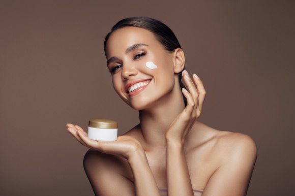 Jesień pod znakiem DERMO LIFESTYLE, Uroda - Wśród produktów kosmetycznych dostępnych na rynku jest jedna kategoria, która zdecydowanie zasługuje na miano bestsellerów. To ulubieńcy dermatologów, pogromcy niedoskonałości, specjaliści od zadań specjalnych – dermokosmetyki.