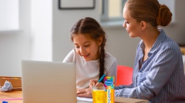 Dzieci same w domu – przejdźmy przez to razem! Zdrowie, BIZNES - Zamknięcie w mieszkaniach, brak kontaktu z rówieśnikami, ciągłe siedzenie przed komputerem – tak obecnie wygląda rzeczywistość szkolna, w której nasze pociechy muszą się jakoś odnaleźć. A przecież samopoczucie może wpłynąć również na kondycję fizyczną.
