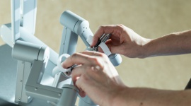 Rak nie cofa się w pandemii – spadek profilaktyki onkologicznej i wzrost operacj Zdrowie, LIFESTYLE - Najnowsze badania dowodzą, że pandemia koronawirusa wstrzymała profilaktykę chorób onkologicznych. Równolegle rośnie liczba onkologicznych operacji w asyście robota da Vinci. Od początku pandemii liczba takich zabiegów wzrosła o 51%.