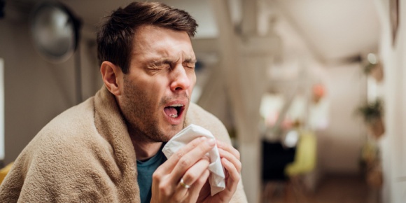 Przed nami kolejny sezon zachorowań na grypę. Dlaczego warto się szczepić? Zdrowie, LIFESTYLE - Wraz z jesienią nadciąga sezon grypowy, a więc dodatkowe zagrożenie dla układu oddechowego obok COVID-19. Dlaczego warto szczepić się przeciw grypie podczas pandemii?