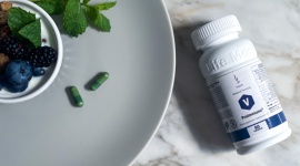 Jesienne infekcje i jak im zapobiegać? Zdrowie, LIFESTYLE - Dni są coraz chłodniejsze i deszczowe. Taka aura ma swój urok, ale nie jest obojętna dla organizmu. Niższa temperatura i wilgotność mogą prowadzić do jesiennych infekcji, które mogą się przekształcić w poważniejsze dolegliwości. Jak możemy im zapobiec?